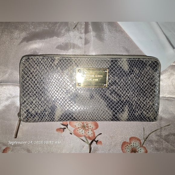 Michael Kors wallet like new with flaws see last photo for issue - Picture 3 of 11